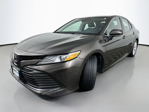 Used 2019 Toyota Camry XLE image 3