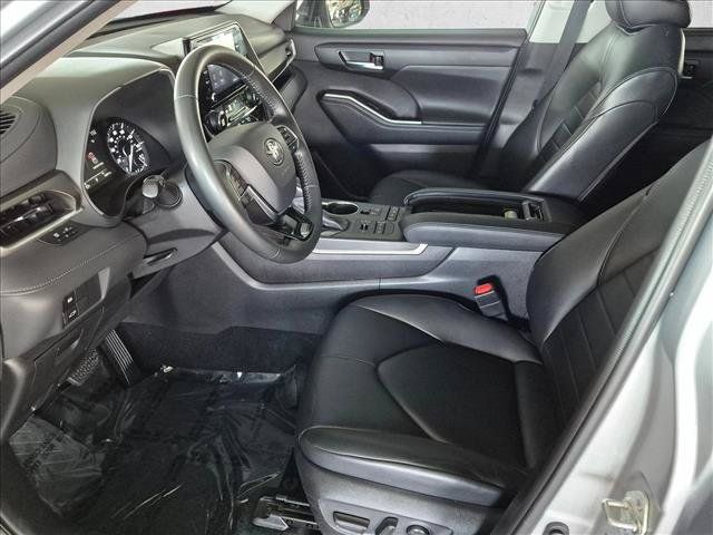 Used 2021 Toyota Highlander XLE AWD/4WD image 17