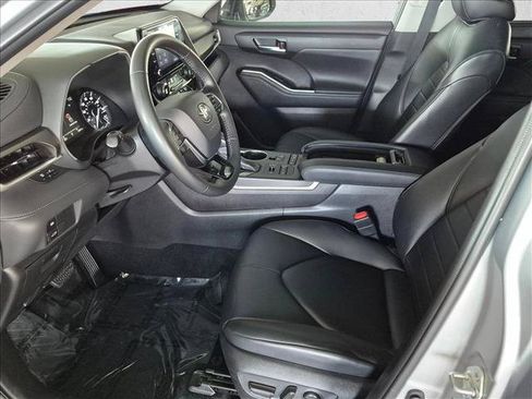 Used 2021 Toyota Highlander XLE AWD/4WD image 17