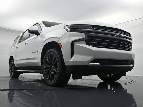 Used 2021 Chevrolet Suburban LT RWD image 18