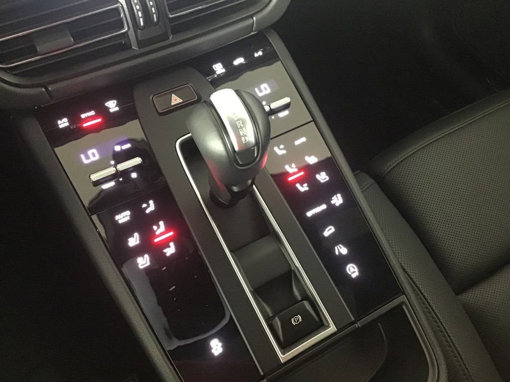 Certified 2026 Porsche Macan AWD/4WD image 38