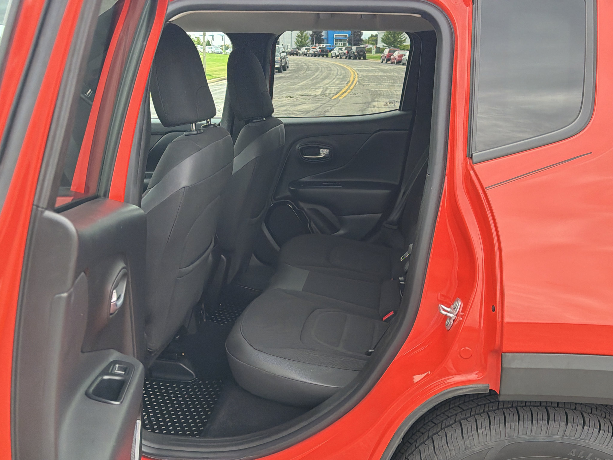 Used 2017 Jeep Renegade Altitude FWD image 30