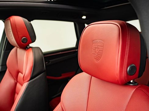 Certified 2025 Porsche Macan Turbo image 22