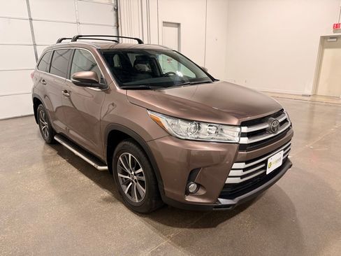 Used 2018 Toyota Highlander XLE image 3