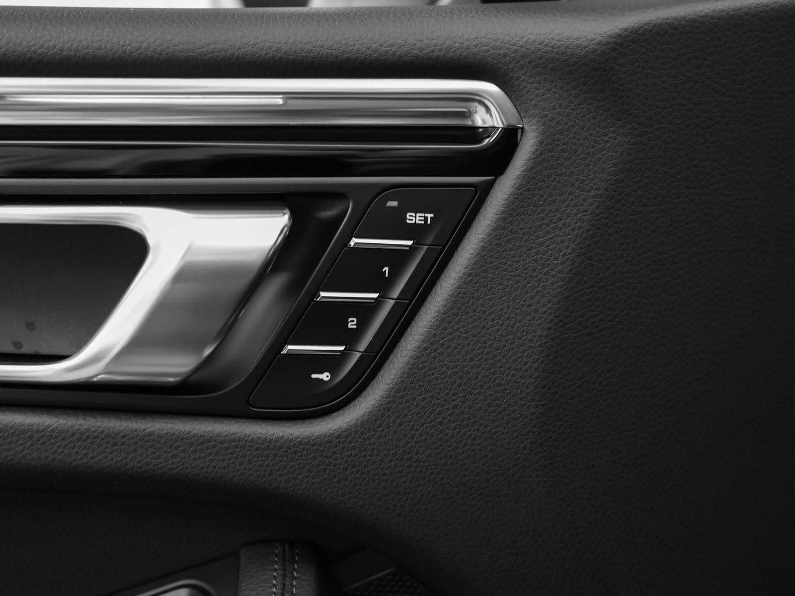 Certified 2025 Porsche Macan AWD/4WD image 26