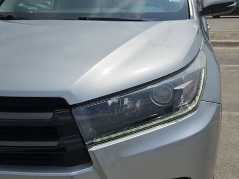 Used 2019 Toyota Highlander SE FWD image 34