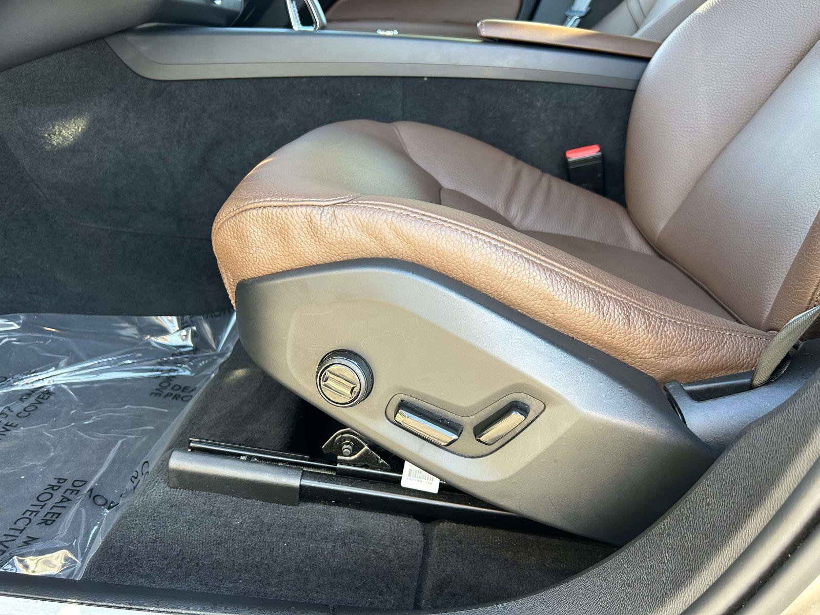 Certified 2024 Volvo XC60 B5 Plus AWD/4WD image 19