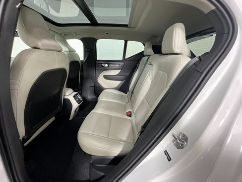 Used 2021 Volvo XC40 T5 Momentum w/ Premium Package image 25
