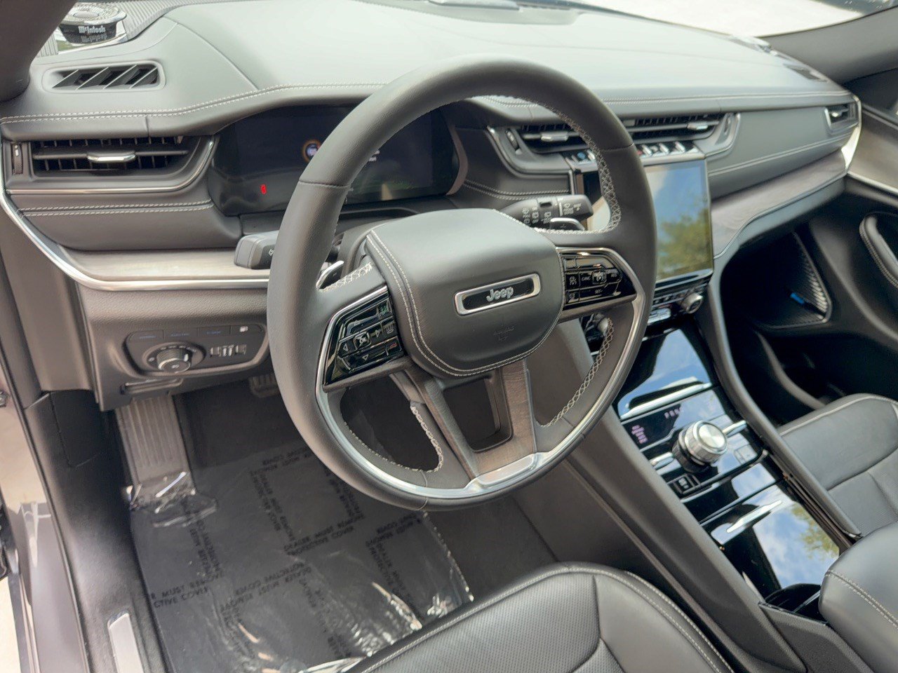 Used 2023 Jeep Grand Cherokee Overland AWD/4WD image 4