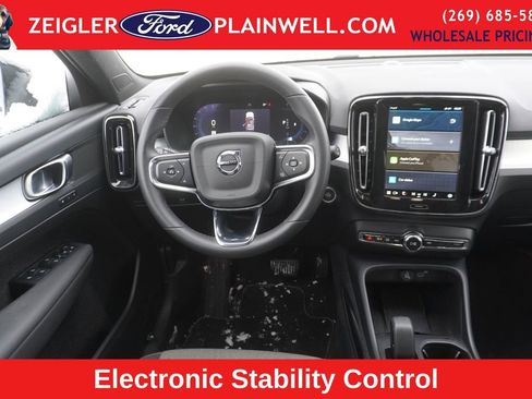 Used 2024 Volvo XC40 B5 Core image 10