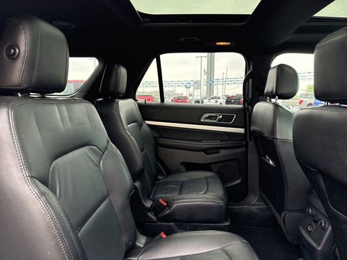 Used 2016 Ford Explorer XLT w/ Equipment Group 202A FWD image 8