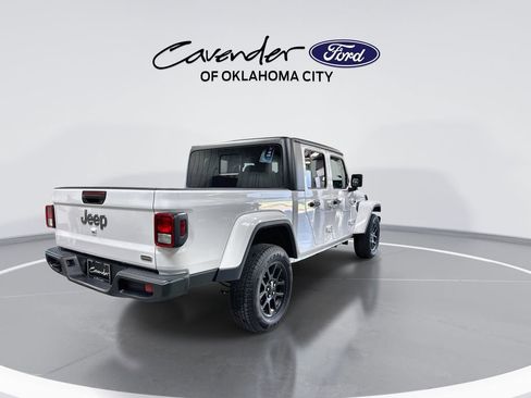 Used 2023 Jeep Gladiator Overland AWD/4WD image 8
