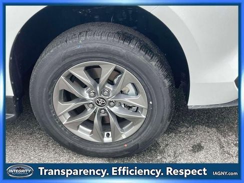 Used 2026 Toyota Sienna LE image 9