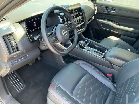 Used 2025 Nissan Pathfinder Platinum FWD image 14