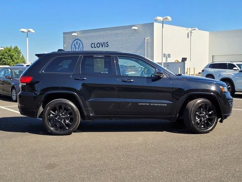 Used 2018 Jeep Grand Cherokee Altitude AWD/4WD image 5