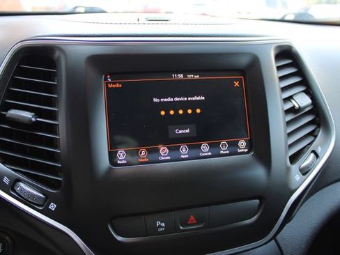 Used 2019 Jeep Cherokee Latitude Plus w/ Cold Weather Group AWD/4WD image 21