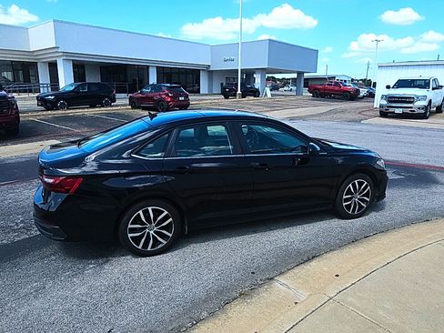 Used 2025 Volkswagen Jetta SE FWD image 4