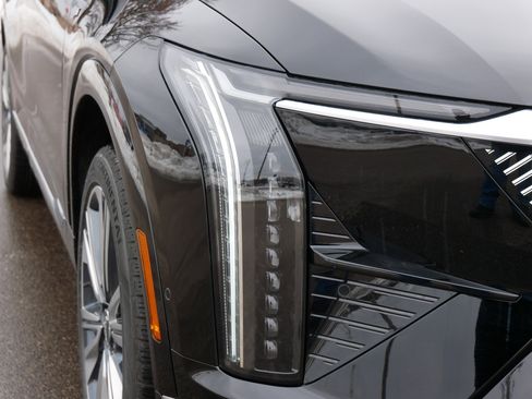 New 2026 Cadillac Optiq Luxury 2 image 8