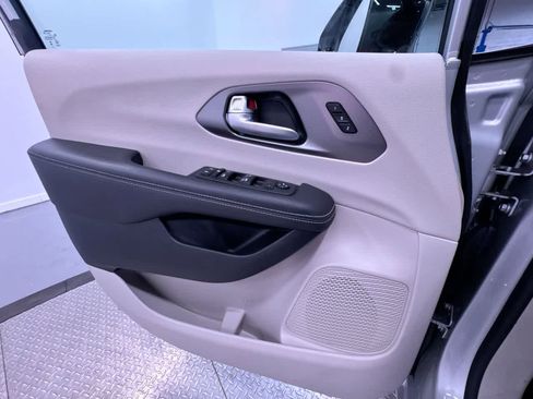 Used 2024 Chrysler Pacifica Touring-L image 31