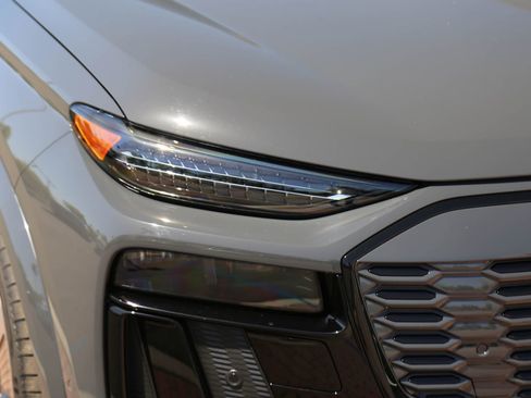 Certified 2025 Audi SQ6 e-tron Prestige AWD/4WD image 11