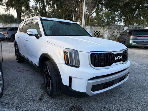 Used 2024 Kia Telluride EX w/ EX Captain's Chair Package FWD image 1