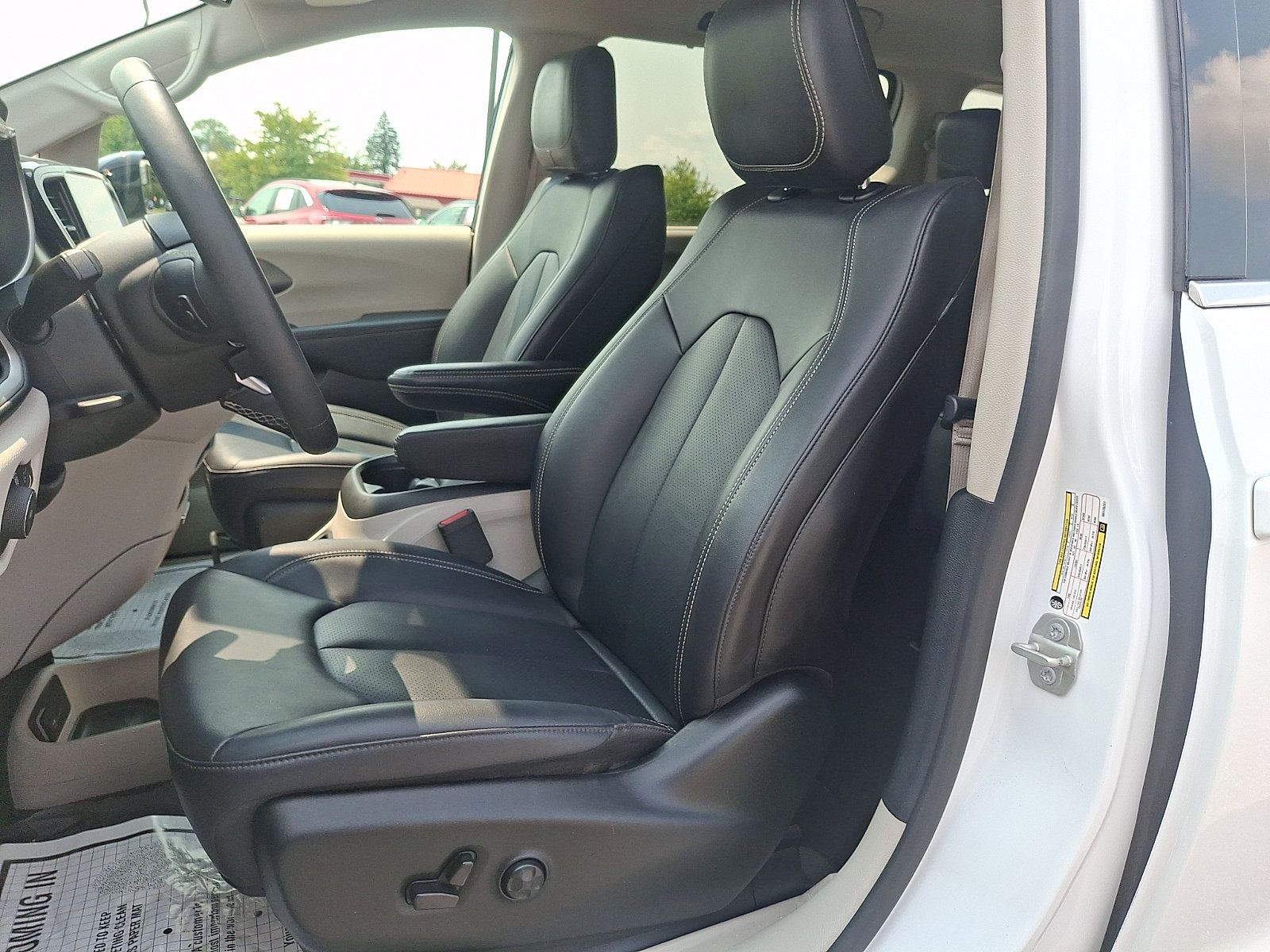 Used 2024 Chrysler Pacifica Touring-L FWD image 15
