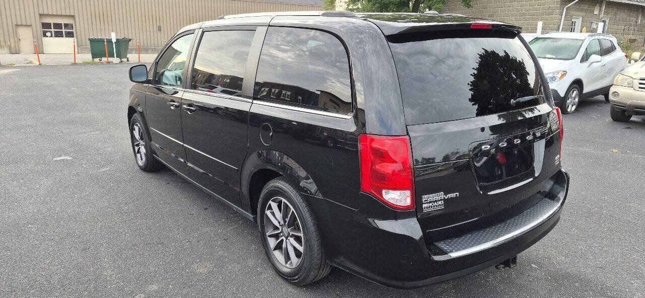 Used 2017 Dodge Grand Caravan SXT FWD image 3