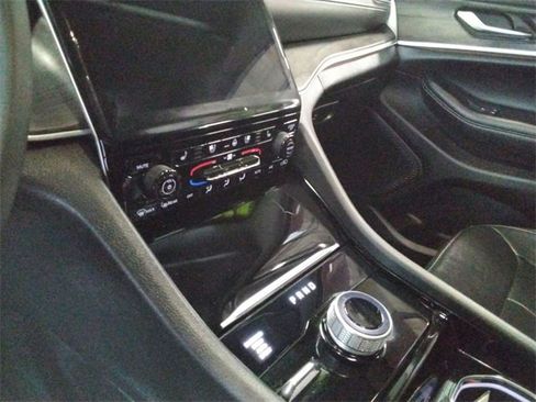 Used 2023 Jeep Grand Cherokee Limited w/ Luxury Tech Group II image 33