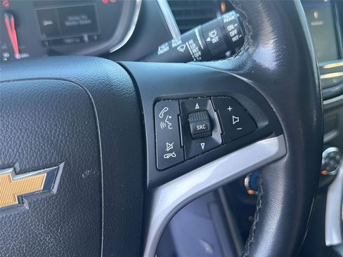 Used 2021 Chevrolet Trax LT w/ Premium Seat Package AWD/4WD image 16