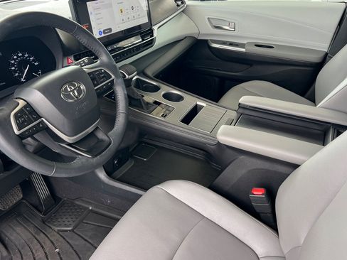 Certified 2025 Toyota Sienna XLE FWD image 9