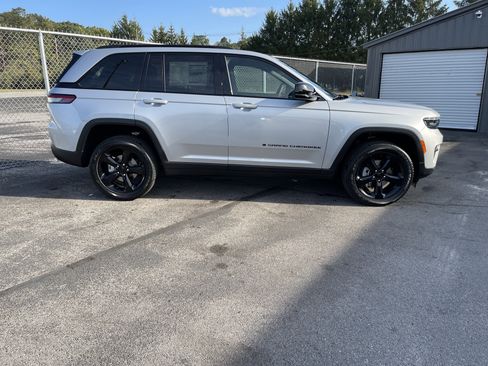 New 2025 Jeep Grand Cherokee 4WD image 5