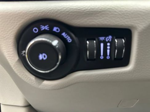 Used 2017 Chrysler Pacifica Limited FWD image 38