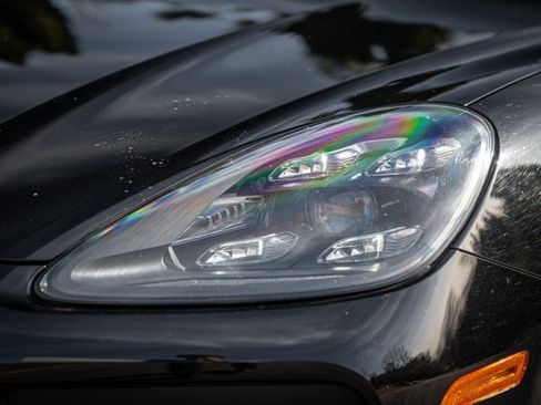 Used 2022 Porsche Cayenne Platinum Edition image 4