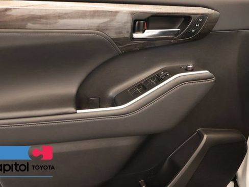 Certified 2024 Toyota Highlander Platinum AWD/4WD image 10