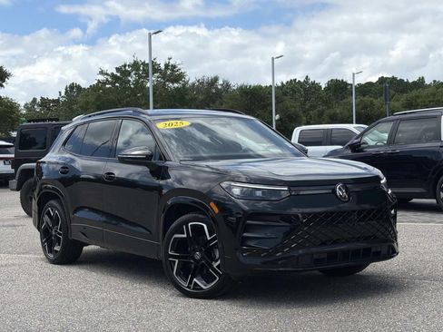Used 2025 Volkswagen Tiguan SE R-Line FWD image 1