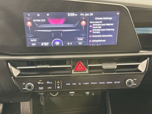 Used 2023 Kia Niro SX image 15