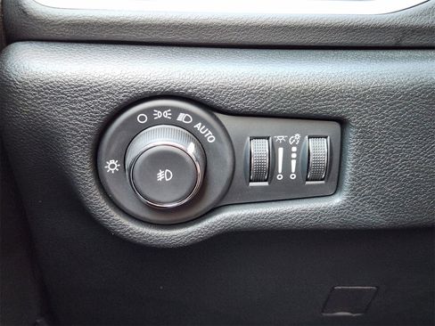 Used 2025 Chrysler Pacifica Select image 23