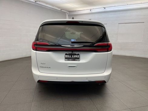 New 2026 Chrysler Pacifica Select image 4