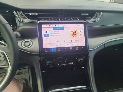 Used 2025 Jeep Grand Cherokee Limited image 12