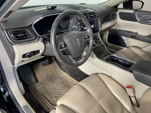 Used 2017 Lincoln Continental Select w/ Climate Package FWD image 3