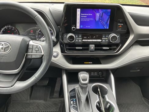 Used 2023 Toyota Highlander XLE FWD image 31