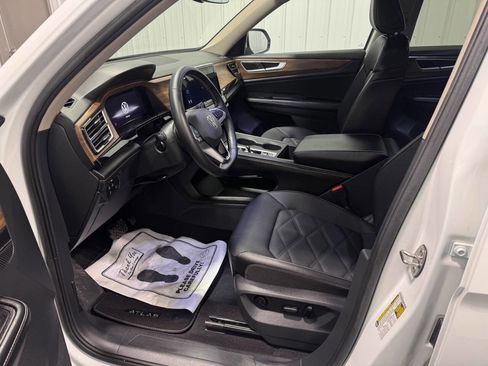 Used 2024 Volkswagen Atlas SE image 11