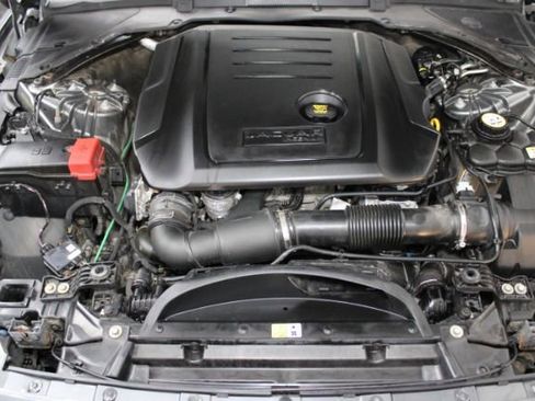 Used 2017 Jaguar XE Premium image 25