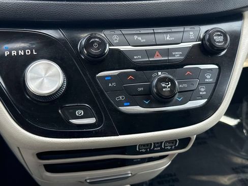 Used 2022 Chrysler Pacifica Touring-L FWD image 20
