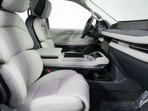 New 2026 Lincoln Navigator Reserve AWD/4WD image 16