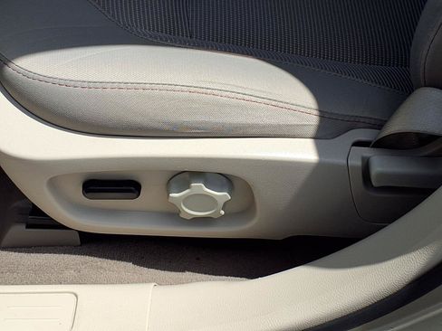 Used 2010 Ford Taurus SEL FWD image 4