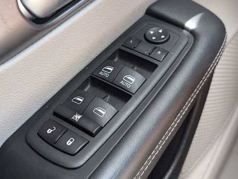 Used 2023 Chrysler Pacifica Touring-L FWD image 11