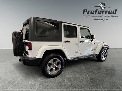 Used 2018 Jeep Wrangler Unlimited Sahara w/ Connectivity Group AWD/4WD image 17