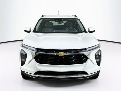 Used 2025 Chevrolet Trax LT w/ LT Convenience Package FWD image 2