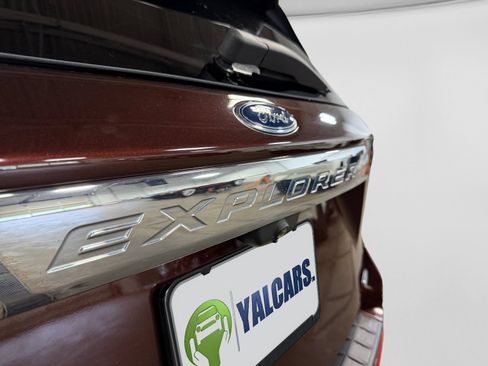 Used 2020 Ford Explorer XLT w/ Comfort Package AWD/4WD image 12